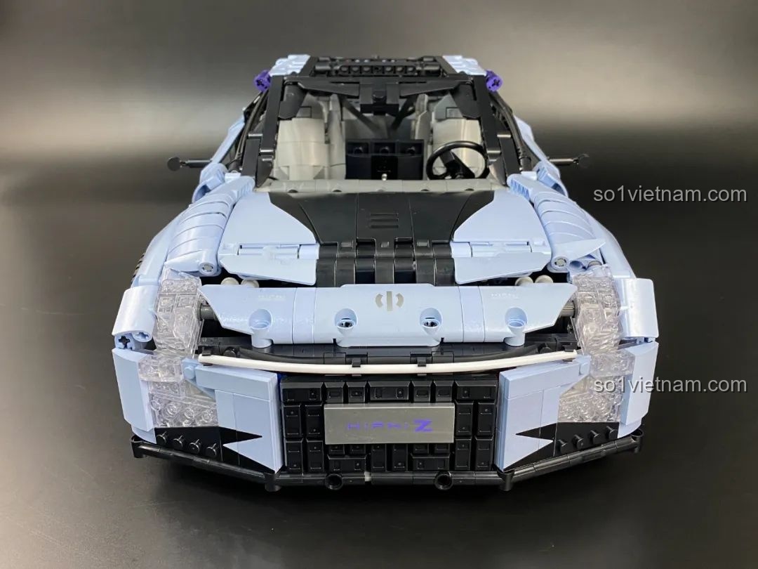 Xe HiPhi Z Pixel Sci-Fi Car Model của Pantasy đang trong quá trình lắp ráp