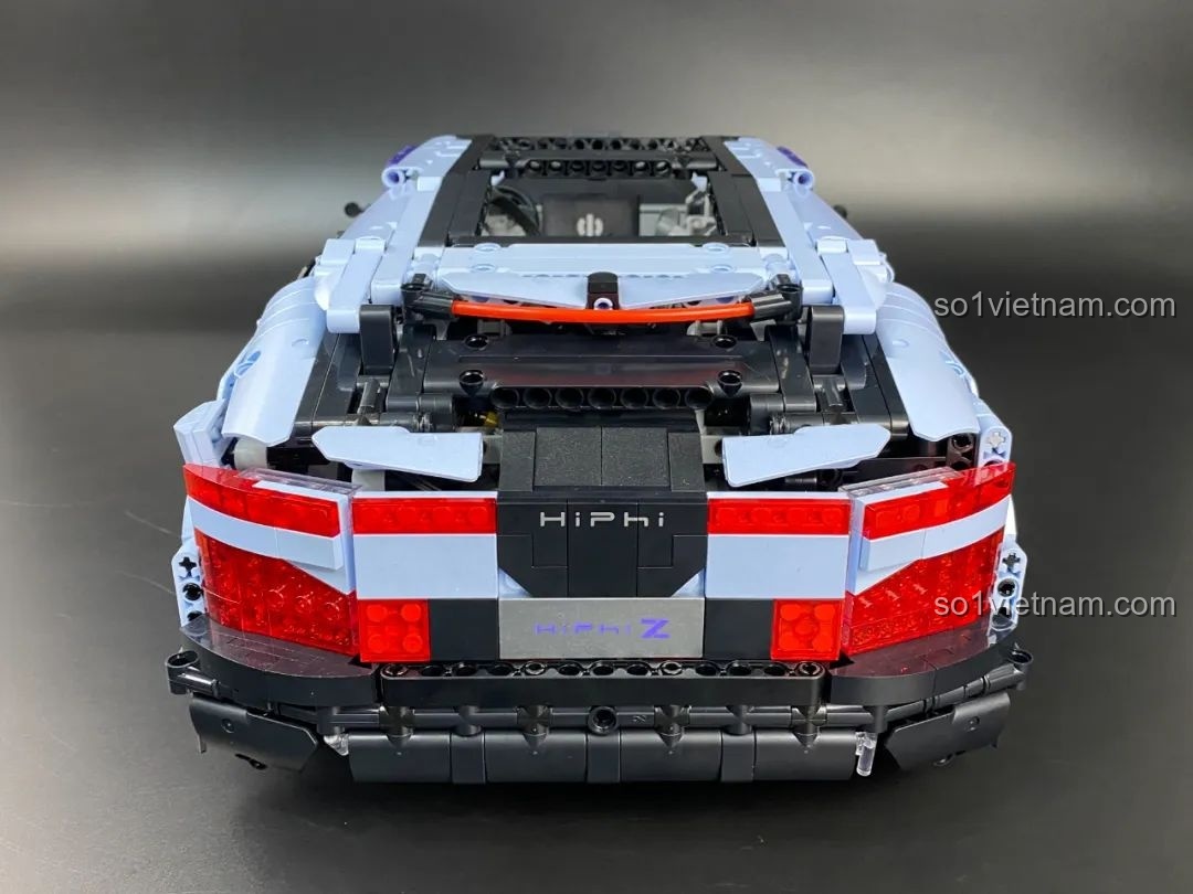 Xe HiPhi Z Pixel Sci-Fi Car Model của Pantasy đang trong quá trình lắp ráp