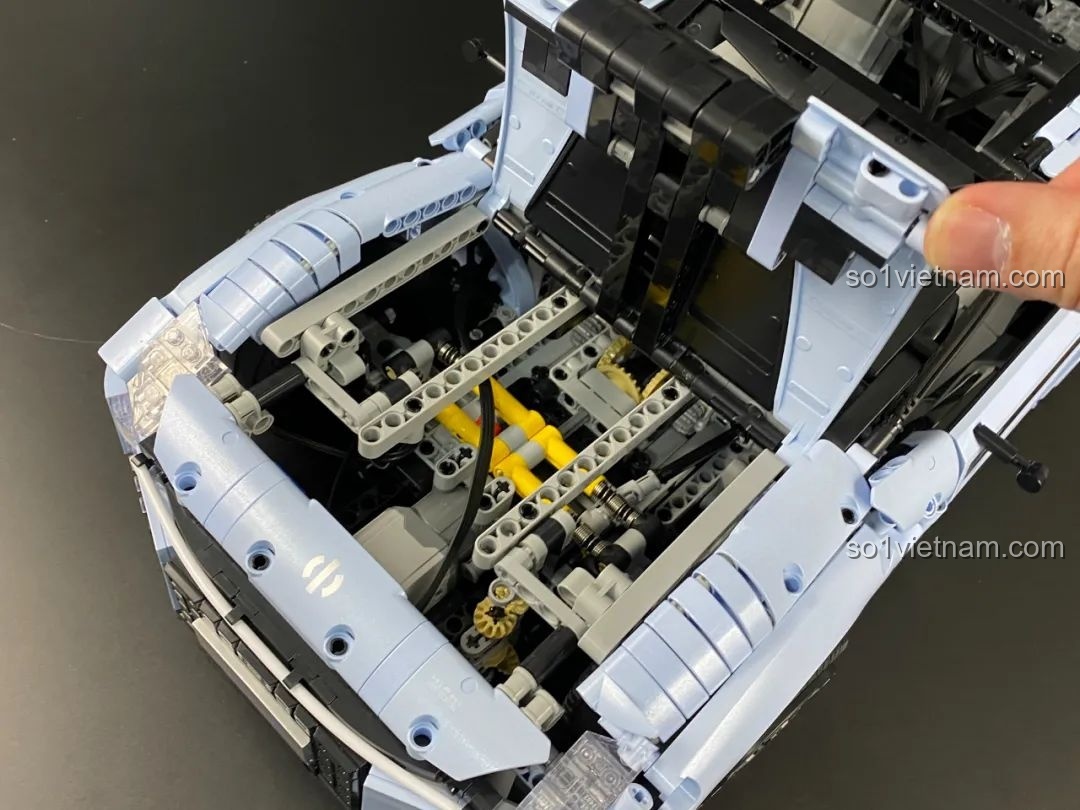 Xe HiPhi Z Pixel Sci-Fi Car Model của Pantasy đang trong quá trình lắp ráp