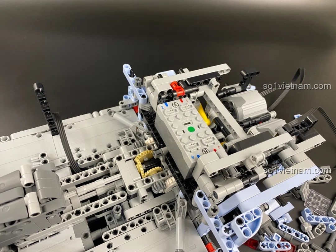 Xe HiPhi Z Pixel Sci-Fi Car Model của Pantasy đang trong quá trình lắp ráp