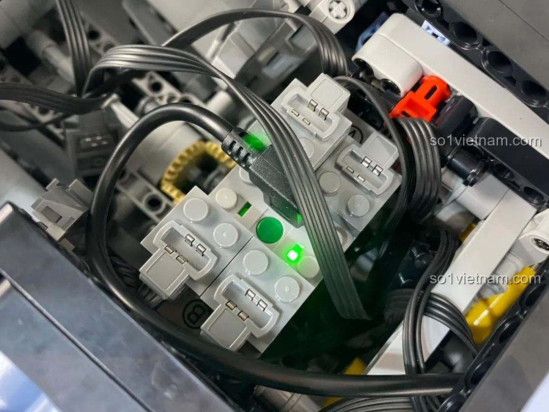 Xe HiPhi Z Pixel Sci-Fi Car Model của Pantasy đang trong quá trình lắp ráp