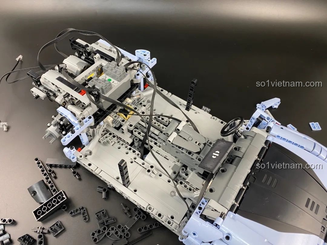 Xe HiPhi Z Pixel Sci-Fi Car Model của Pantasy đang trong quá trình lắp ráp