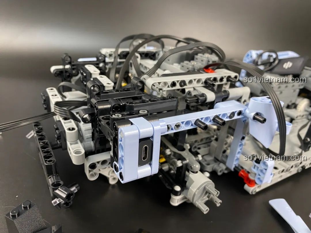 Xe HiPhi Z Pixel Sci-Fi Car Model của Pantasy đang trong quá trình lắp ráp