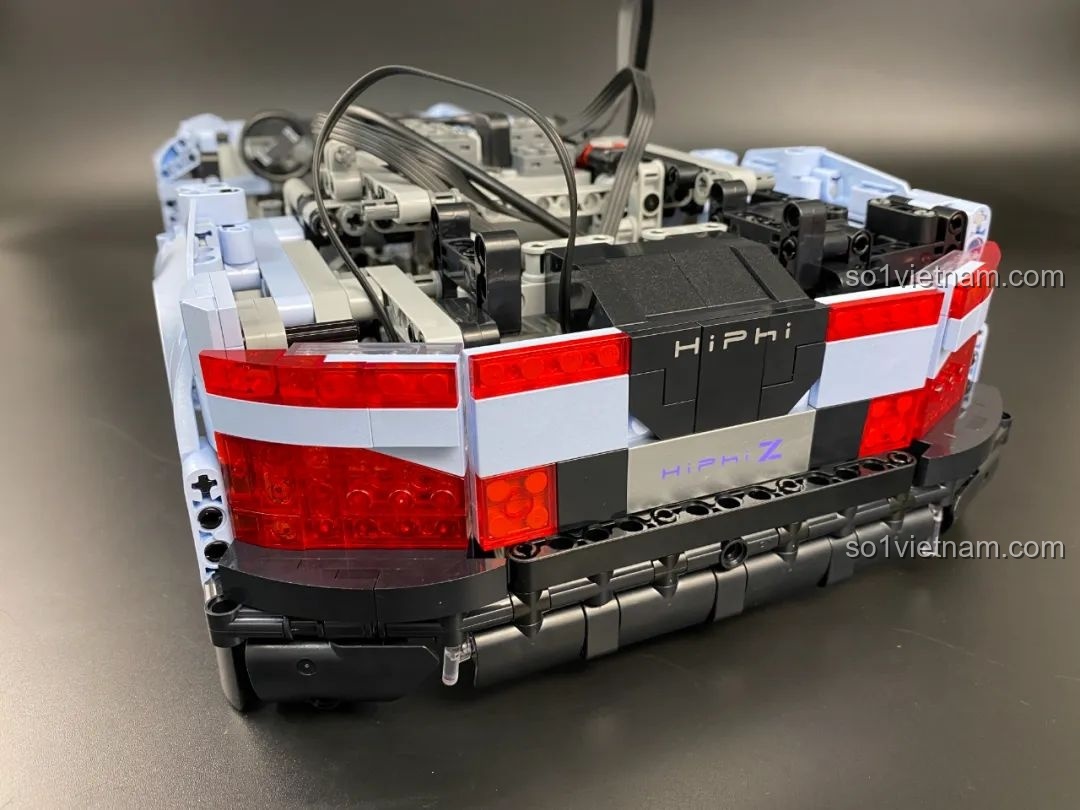 Xe HiPhi Z Pixel Sci-Fi Car Model của Pantasy đang trong quá trình lắp ráp