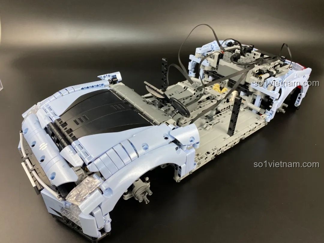 Xe HiPhi Z Pixel Sci-Fi Car Model của Pantasy đang trong quá trình lắp ráp