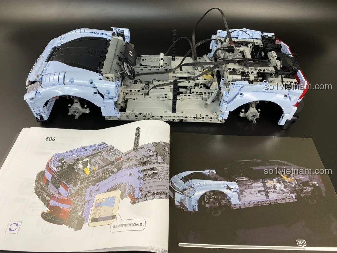 Xe HiPhi Z Pixel Sci-Fi Car Model của Pantasy đang trong quá trình lắp ráp