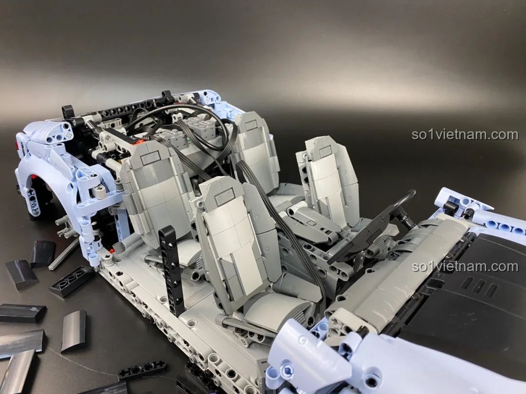 Xe HiPhi Z Pixel Sci-Fi Car Model của Pantasy đang trong quá trình lắp ráp