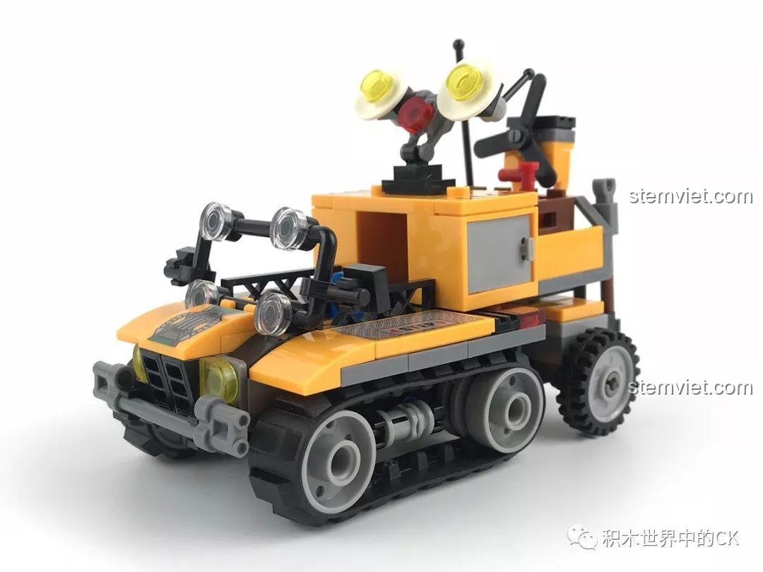 Mô hình Xe Hỗ Trợ Xung Kích Rừng Rậm Sembo SD9511 hoàn chỉnh, nhìn từ góc chính diện, khoe dàn bánh xích.