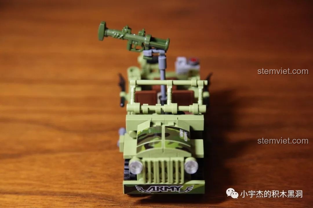 Mô hình xe Jeep Panlos 631004D được trang bị thêm súng chống tăng, sẵn sàng cho mọi nhiệm vụ.