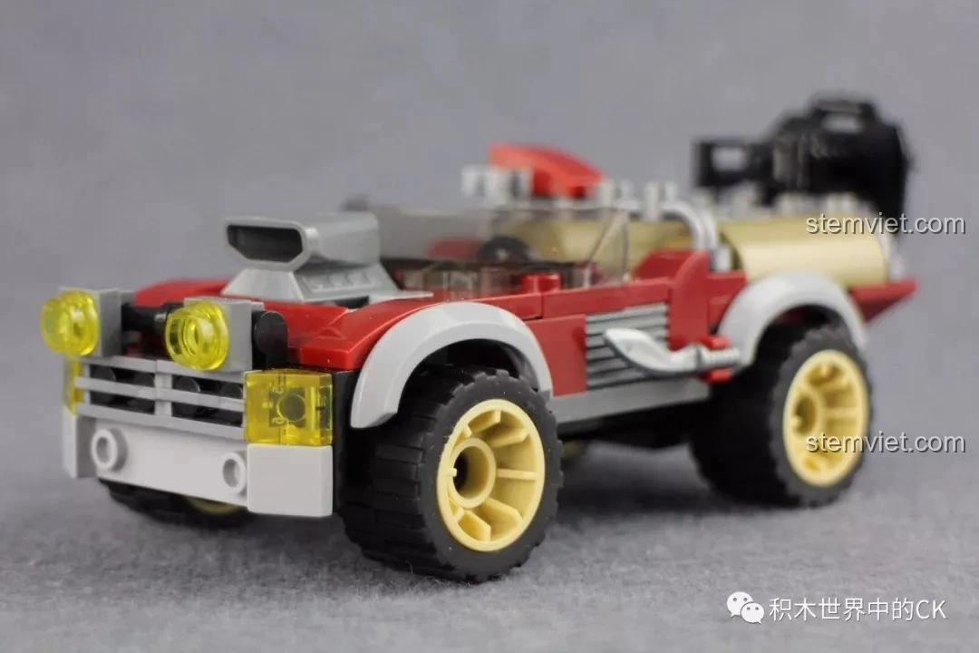 Mô hình xe Jeep dã chiến màu đỏ của phe phản diện trong bộ Qman 3208 Chiến Dịch Thiên Mạc, với thiết kế mạnh mẽ.