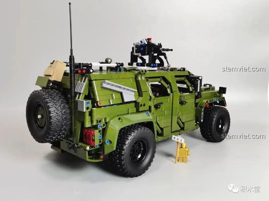 Mô hình Xe Jeep Quân Sự Mạnh Mẽ Taigaole T4015 nhìn từ phía trước, với lưới tản nhiệt và tời kéo.