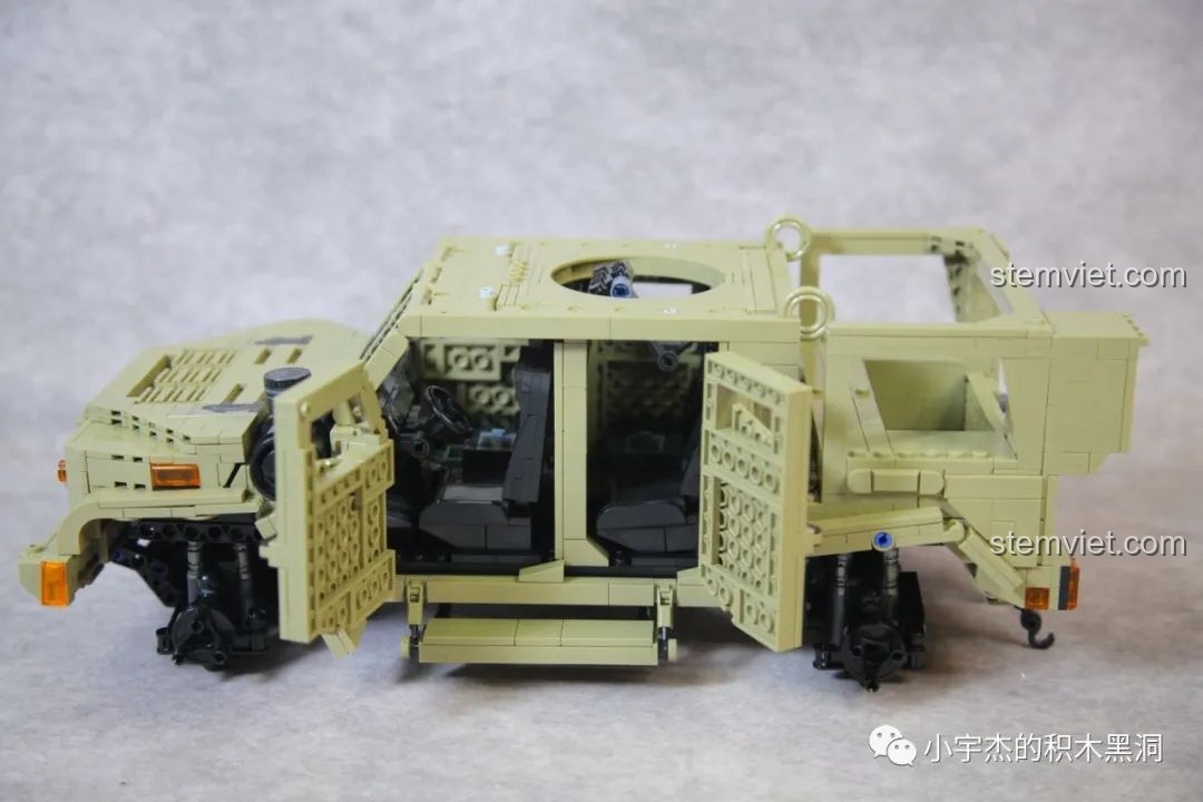 Mô hình xe JLTV với cả bốn cánh cửa mở rộng, khoe trọn không gian nội thất chi tiết bên trong.