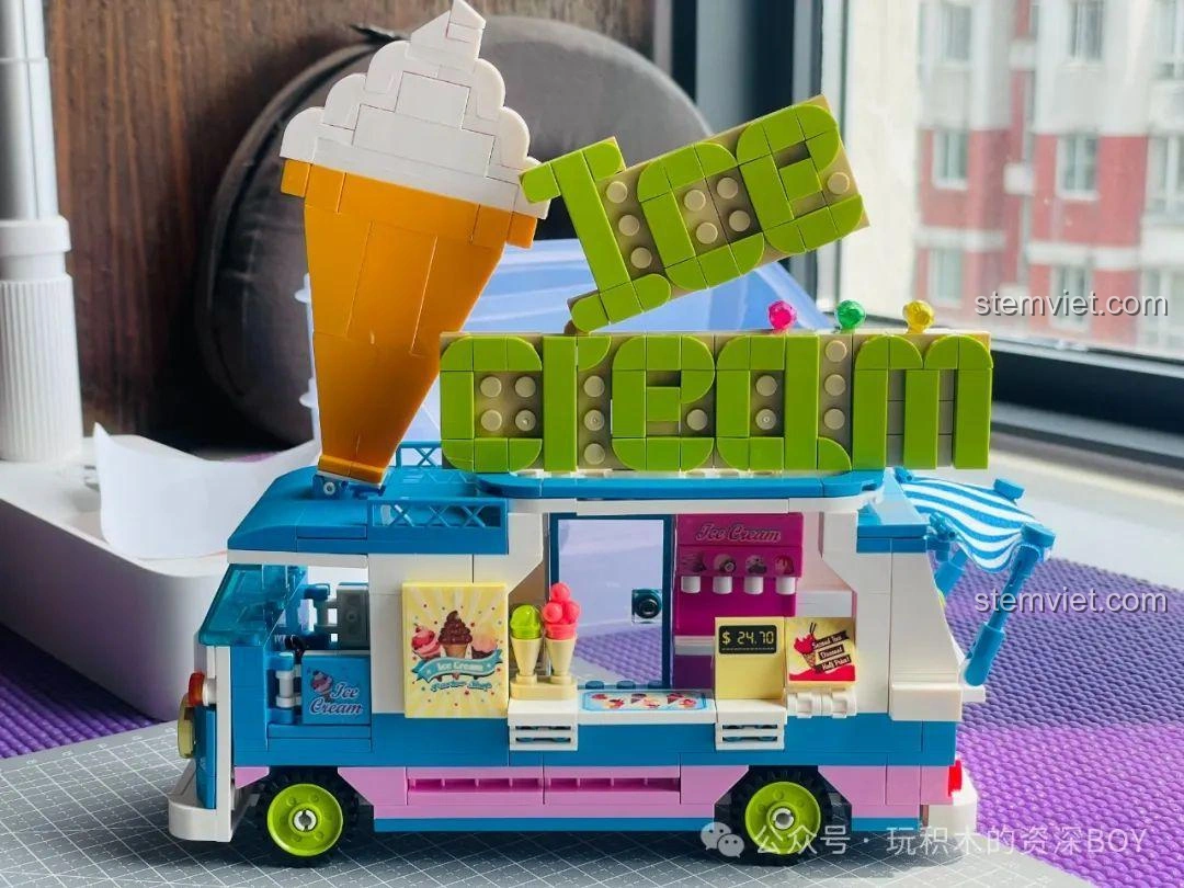 Mô hình xe kem đường phố SEMBO 601300 đã hoàn chỉnh, nhìn từ góc nghiêng, nổi bật với màu sắc tươi sáng và chi tiết sống động.