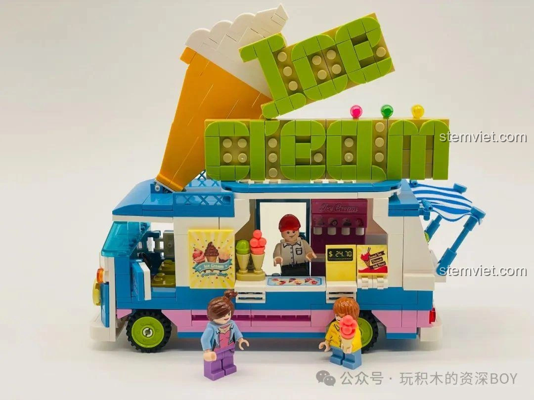 Mô hình xe kem đường phố SEMBO 601300 đã hoàn chỉnh đặt cạnh hộp sản phẩm, thể hiện sự tương đồng và chất lượng.