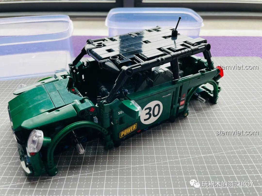 Chiếc xe kéo nhỏ màu cam với củ cà rốt, một phụ kiện đáng yêu của bộ SY 8316.