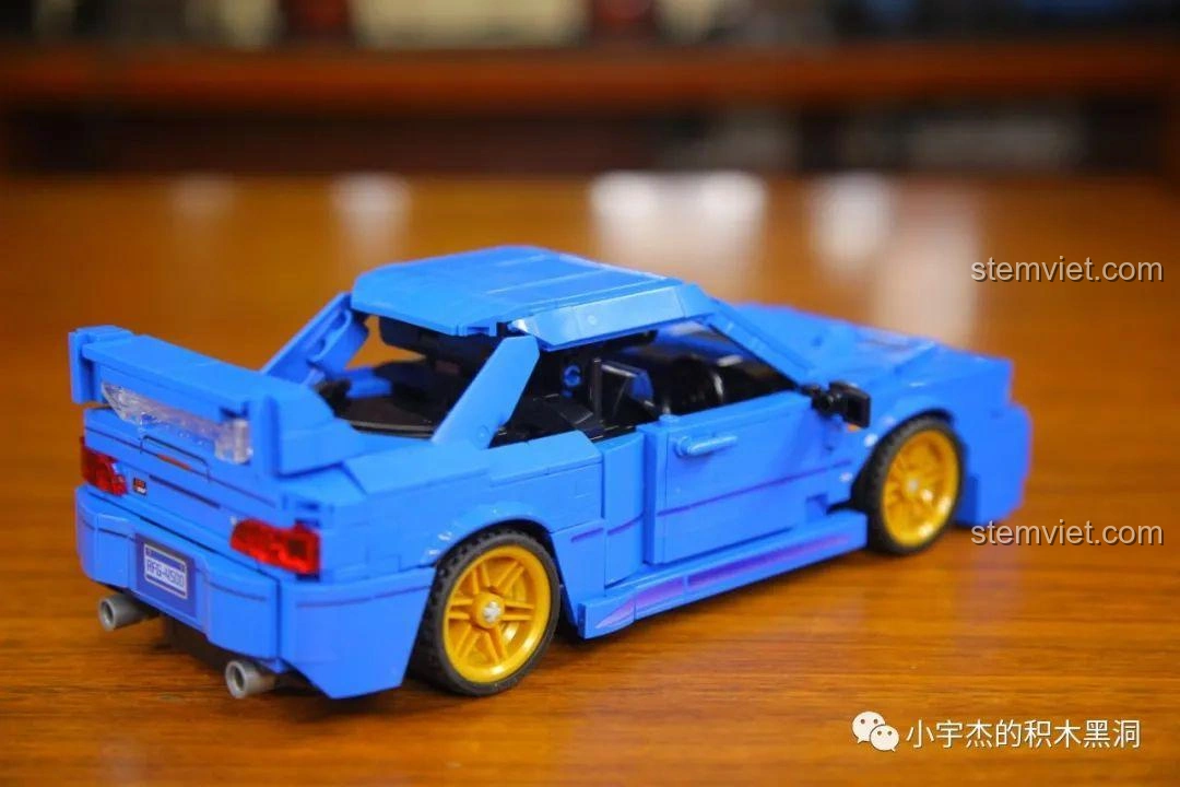 Mô hình xe đua lắp ráp Jia Zhi màu đỏ nổi bật, thu hút mọi ánh nhìn.