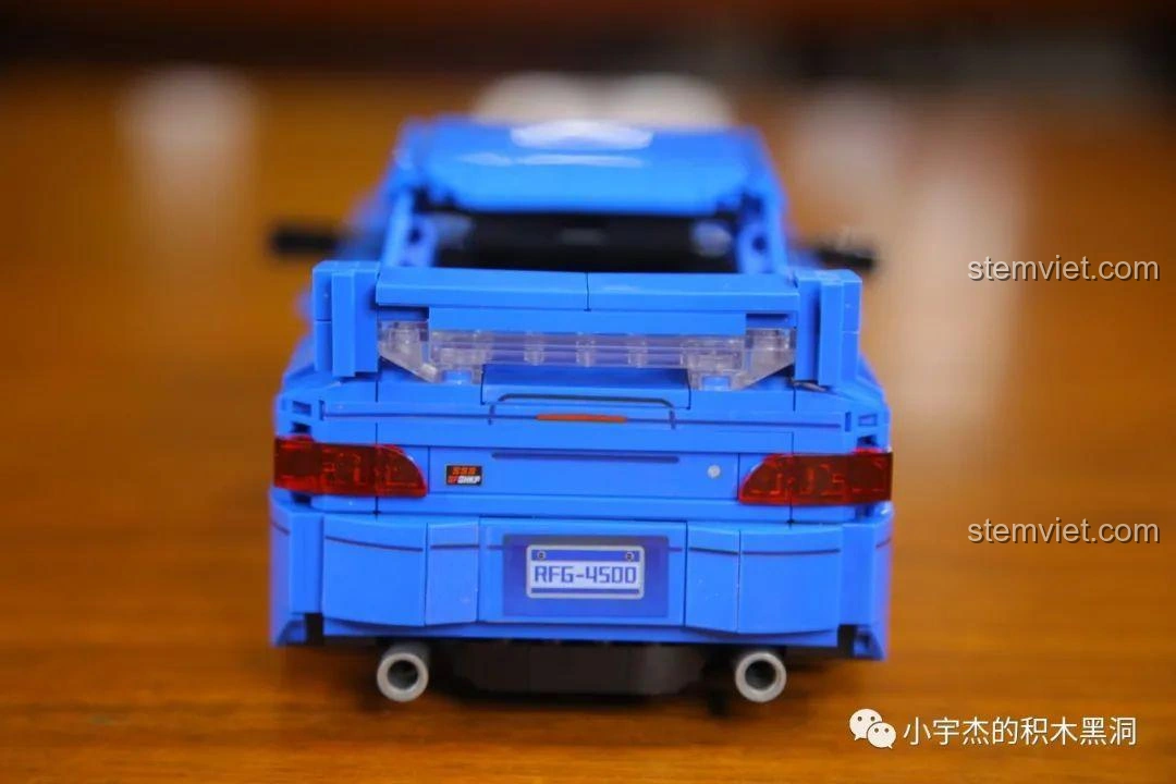 Mô hình xe thể thao lắp ráp Jia Zhi màu hồng độc đáo, phá cách.