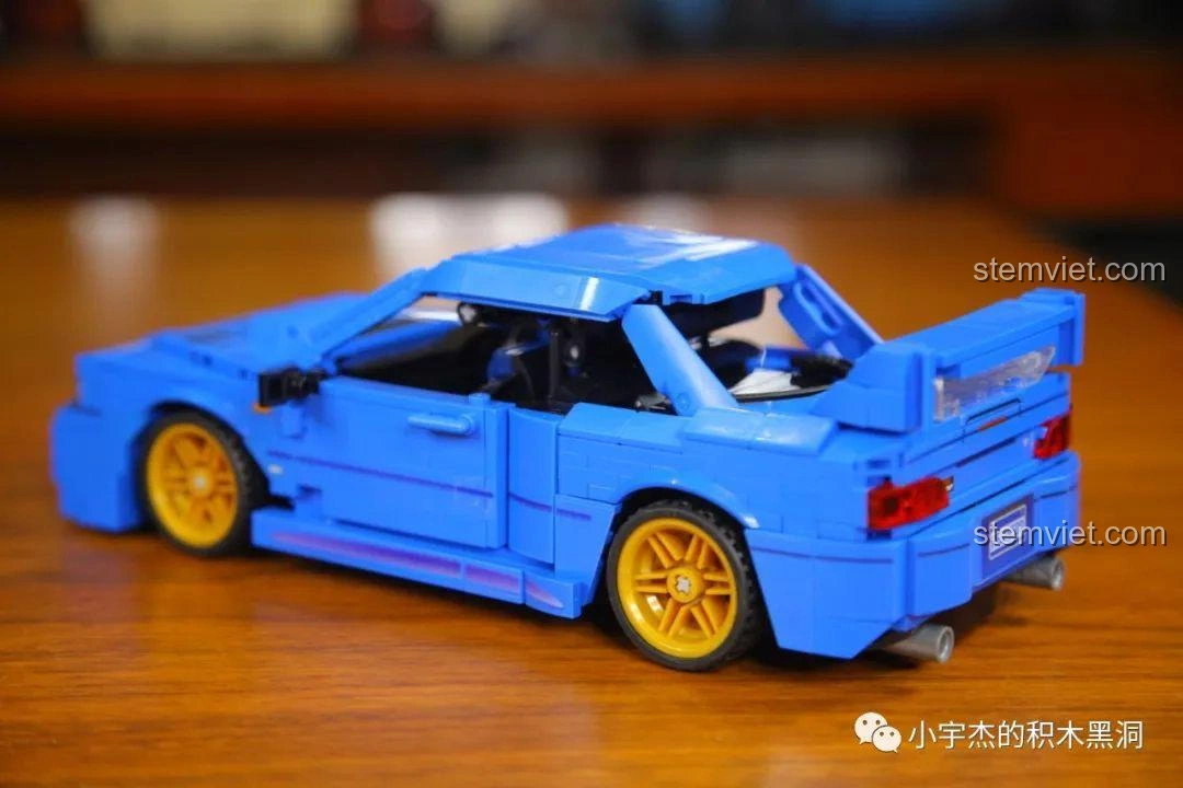 Mô hình xe đua lắp ráp Jia Zhi màu xanh lá cây tươi sáng, năng động.