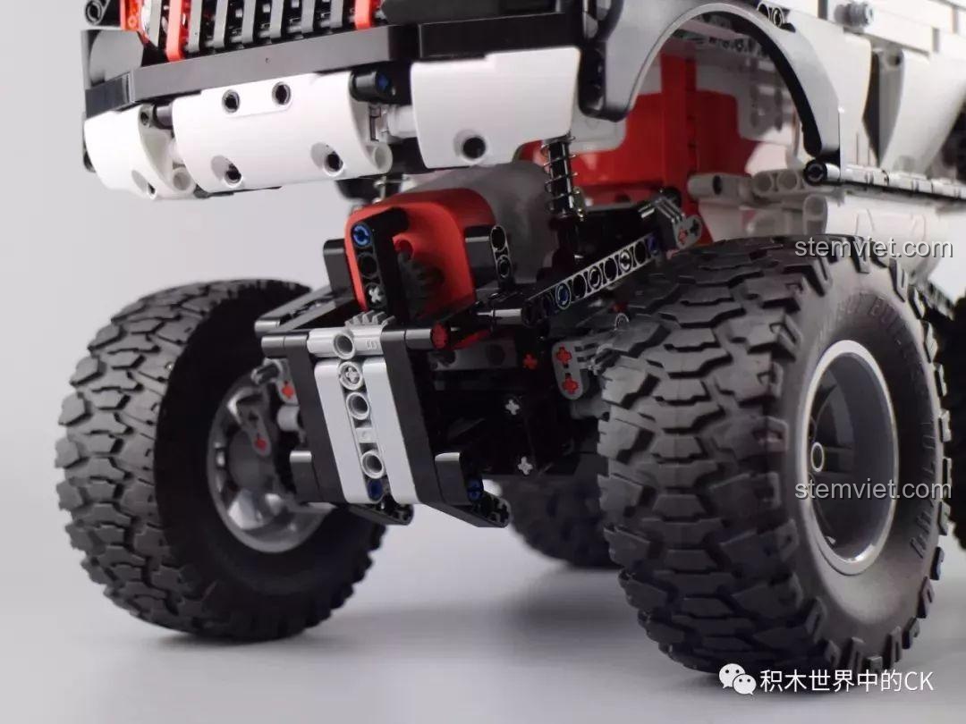 Cận cảnh hệ thống treo trước và bánh xe của Xe leo núi điều khiển từ xa 01, cho thấy sự phức tạp của cơ cấu.