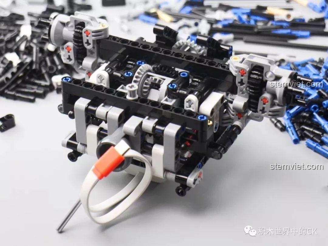 Cụm khung gầm và hệ thống truyền động của Xe leo núi điều khiển từ xa 01 đã được lắp ráp hoàn chỉnh, sẵn sàng cho bước tiếp theo.