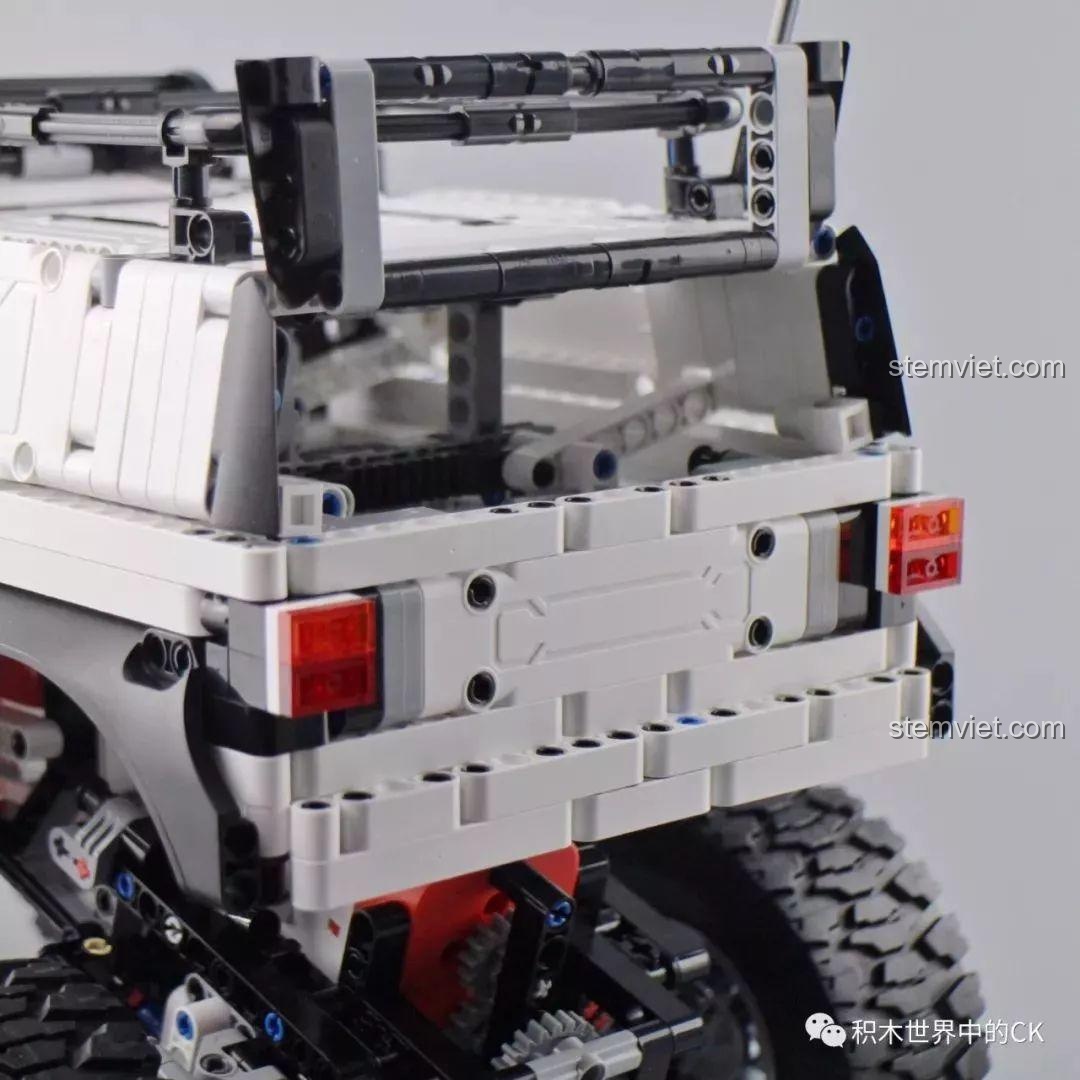 Cận cảnh phần đuôi xe dạng bán tải của Xe leo núi điều khiển từ xa Xiaomi, với đèn hậu và khung bảo vệ.