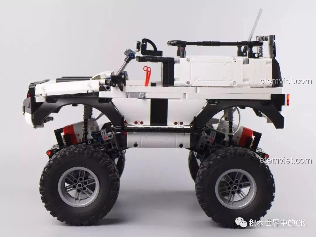 Góc nhìn bên hông của Xe leo núi điều khiển từ xa Xiaomi, làm nổi bật hệ thống treo và khoảng sáng gầm xe cao.