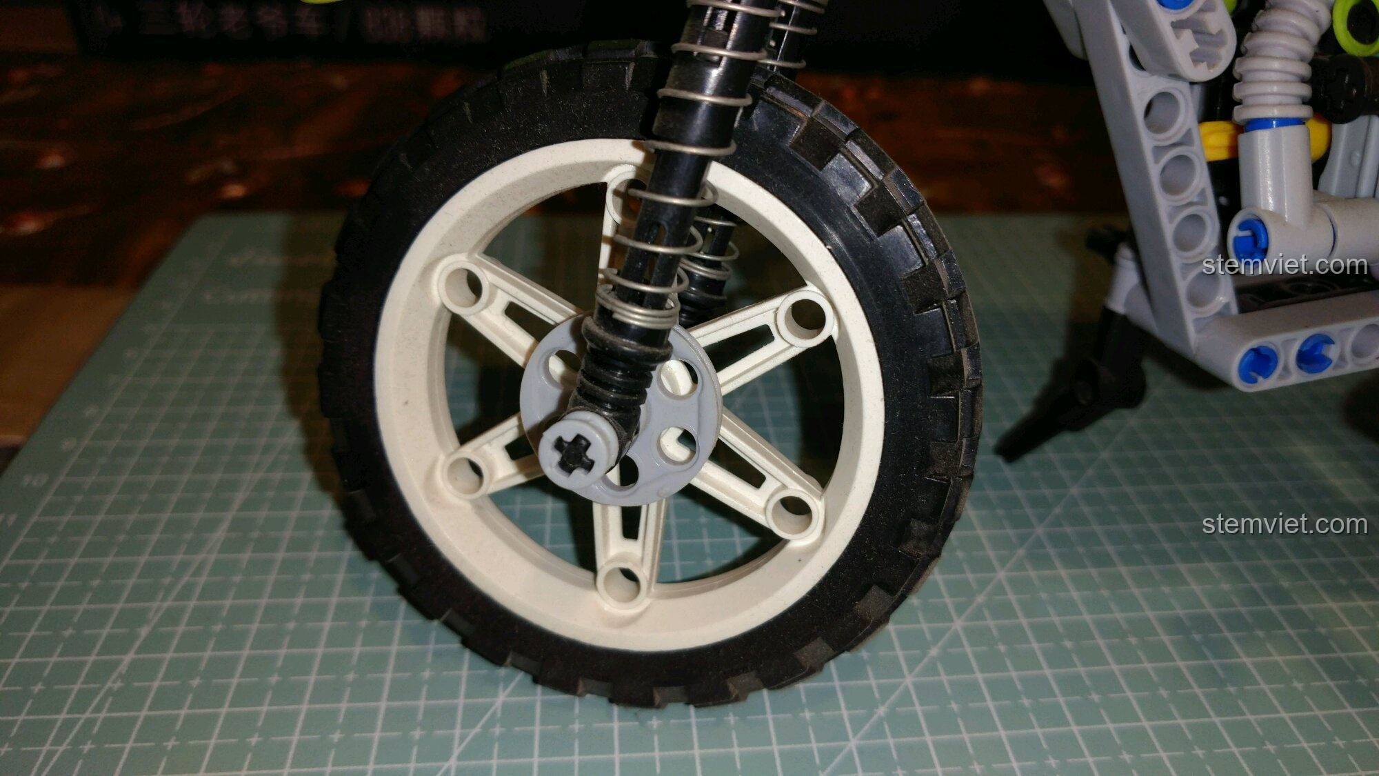 Bánh trước của mô hình xe máy cũ, thể hiện chất lượng khuôn đúc của sản phẩm trước đây.