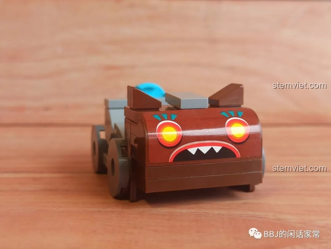 Chiếc xe mỏ trong bộ QMAN 4906 sau khi lắp ráp, nhìn từ phía trước với sticker mặt quỷ, một phần của Cảnh game Mini World.