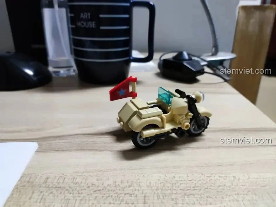 Góc nhìn khác của xe mô tô đi kèm bộ lắp ráp Xe Tăng Merkava WISE BLOCK HA389123.