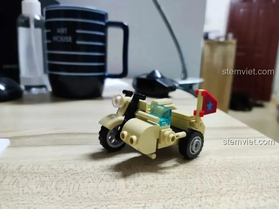 Chiếc xe mô tô nhỏ đi kèm bộ lắp ráp Xe Tăng Merkava WISE BLOCK HA389123.