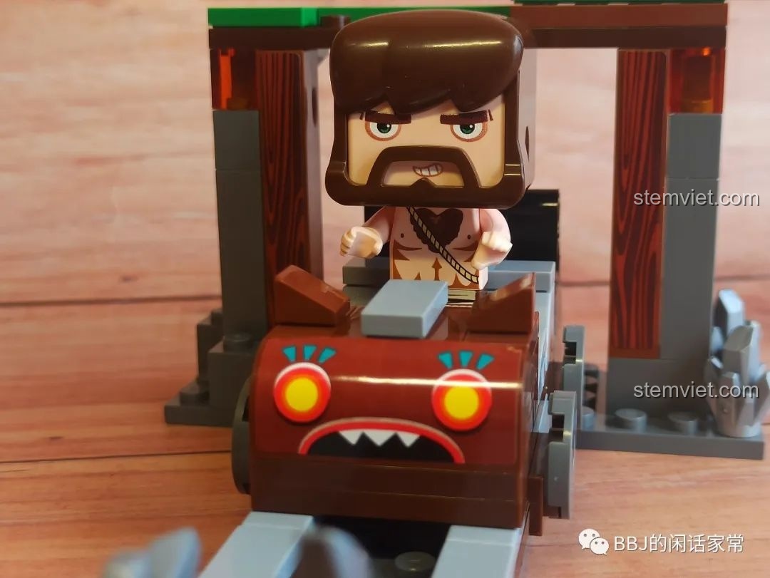 Xe mỏ và Tù trưởng được đặt trên đường ray, sẵn sàng được phóng đi trong bộ QMAN 4906 Mini World: Dũng Cảm Vượt Hầm Mỏ.