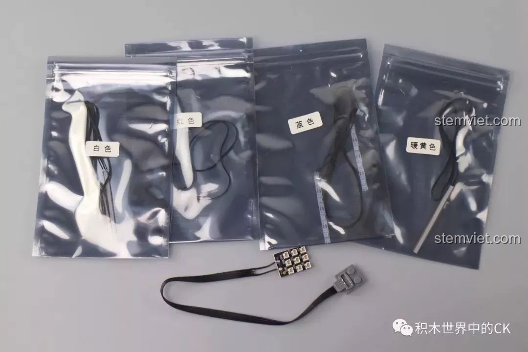 Mô hình xe địa hình Mould King 13070 G65 đã hoàn thành, sẵn sàng để lắp bộ đèn và trưng bày.