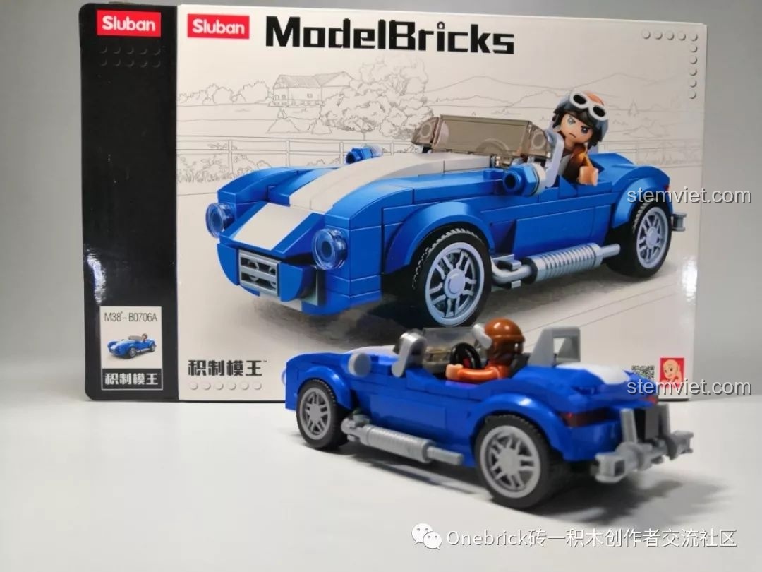 Minifigure phi công ngồi sau vô lăng của chiếc xe mui trần Sluban, sẵn sàng cho một cuộc đua.