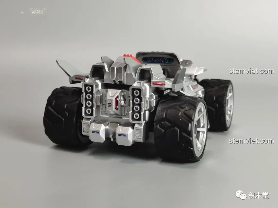 Mặt sau của xe Optimus Reno 74011 Enlighten đã lắp ráp hoàn chỉnh.