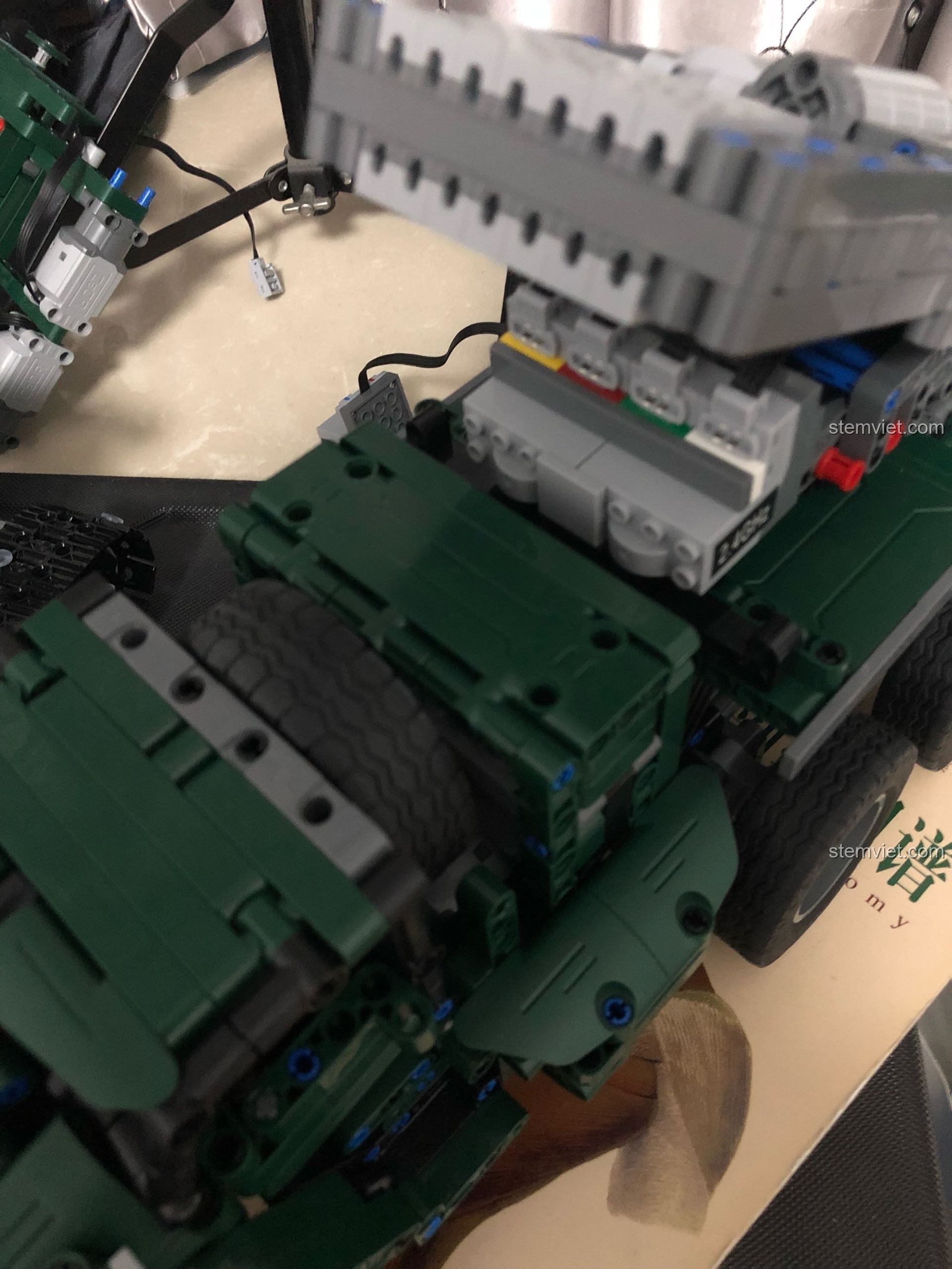 Cận cảnh các mảnh ghép và chi tiết nhỏ trên Xe Pháo Phản Lực BM-21, thể hiện sự tỉ mỉ.