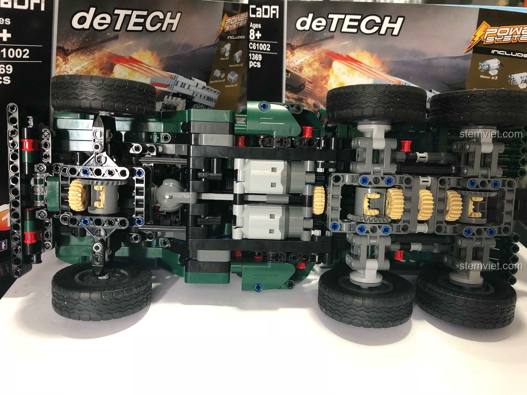 Cận cảnh hệ thống khung gầm và 6 bánh xe của Xe Pháo Phản Lực BM-21, cho thấy sự chắc chắn.