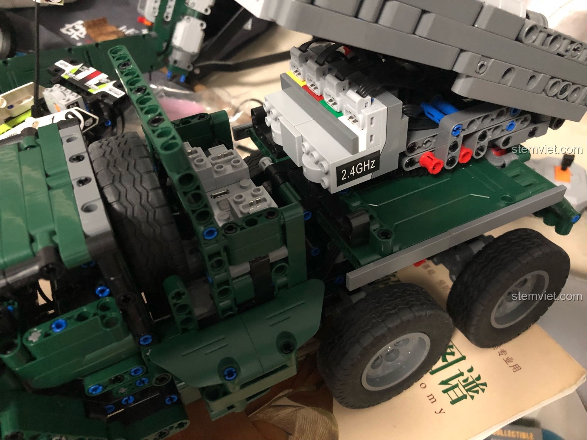 Toàn cảnh Xe Pháo Phản Lực BM-21 với hệ thống phóng tên lửa được nâng lên, sẵn sàng khai hỏa.