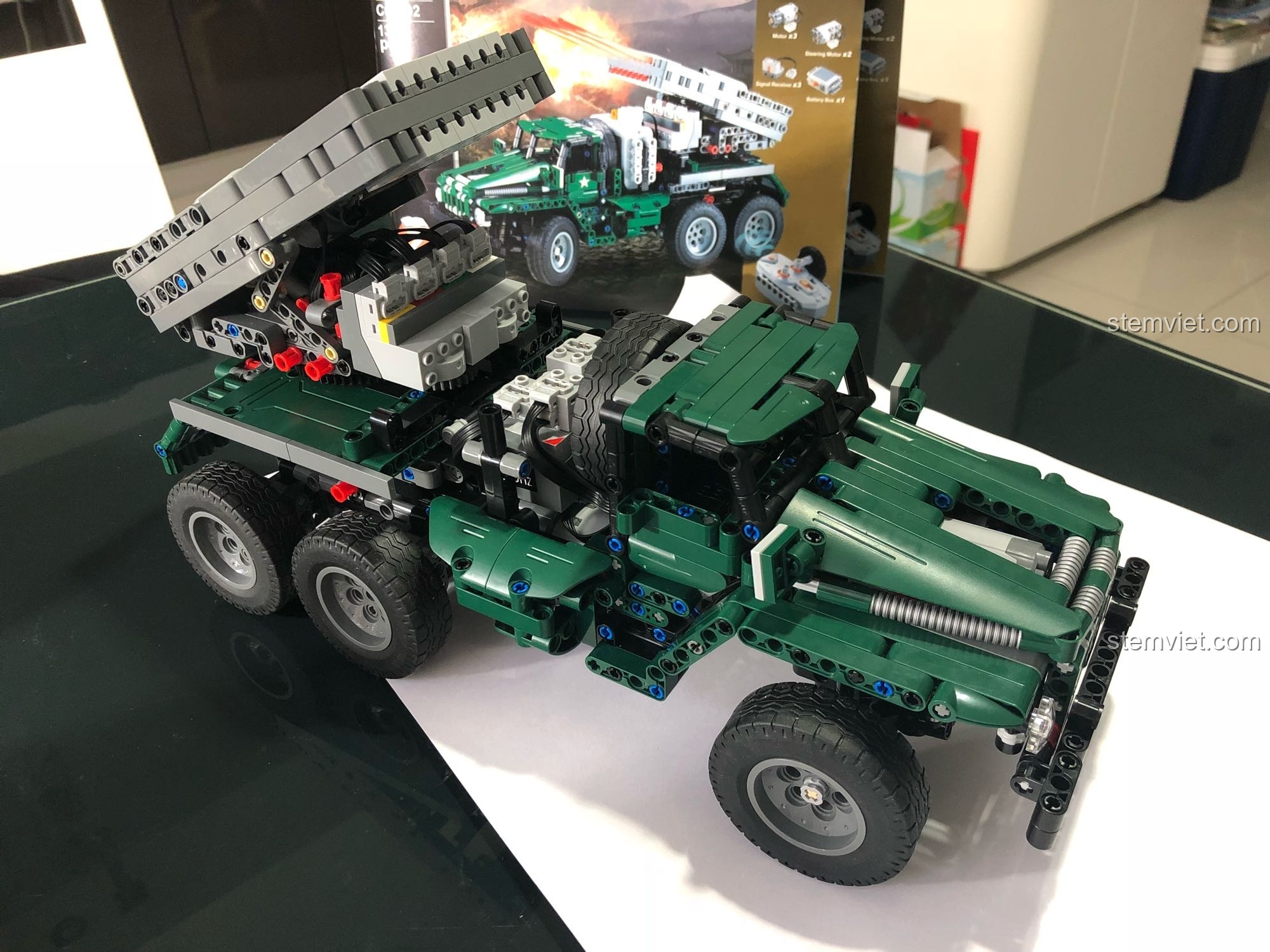 Xe Pháo Phản Lực BM-21 đã hoàn thiện, với hệ thống phóng tên lửa ấn tượng và 6 bánh xe mạnh mẽ.