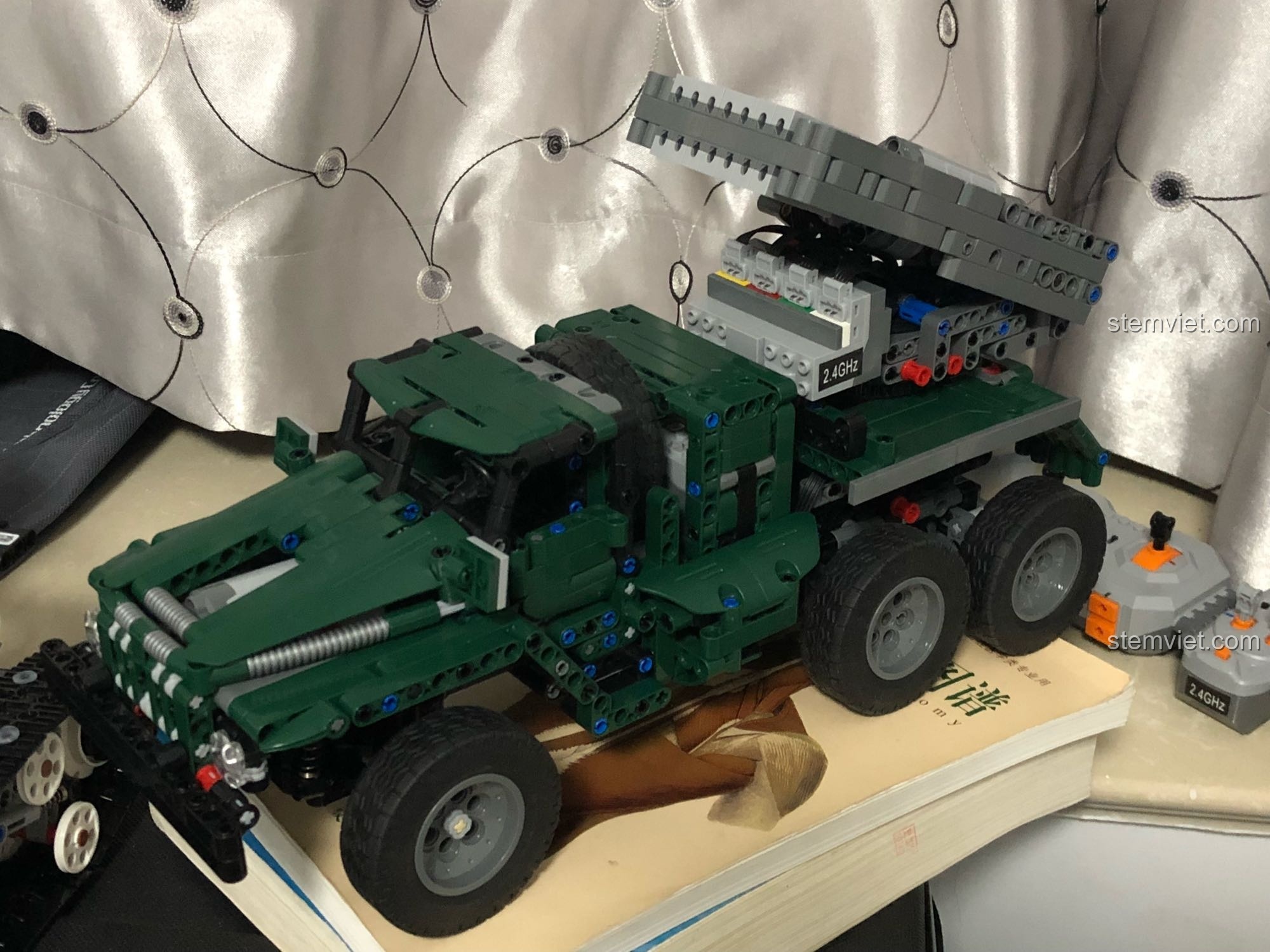 Xe Pháo Phản Lực BM-21 với phần hộp pin được cải tiến thành khoang điều khiển hiện đại.