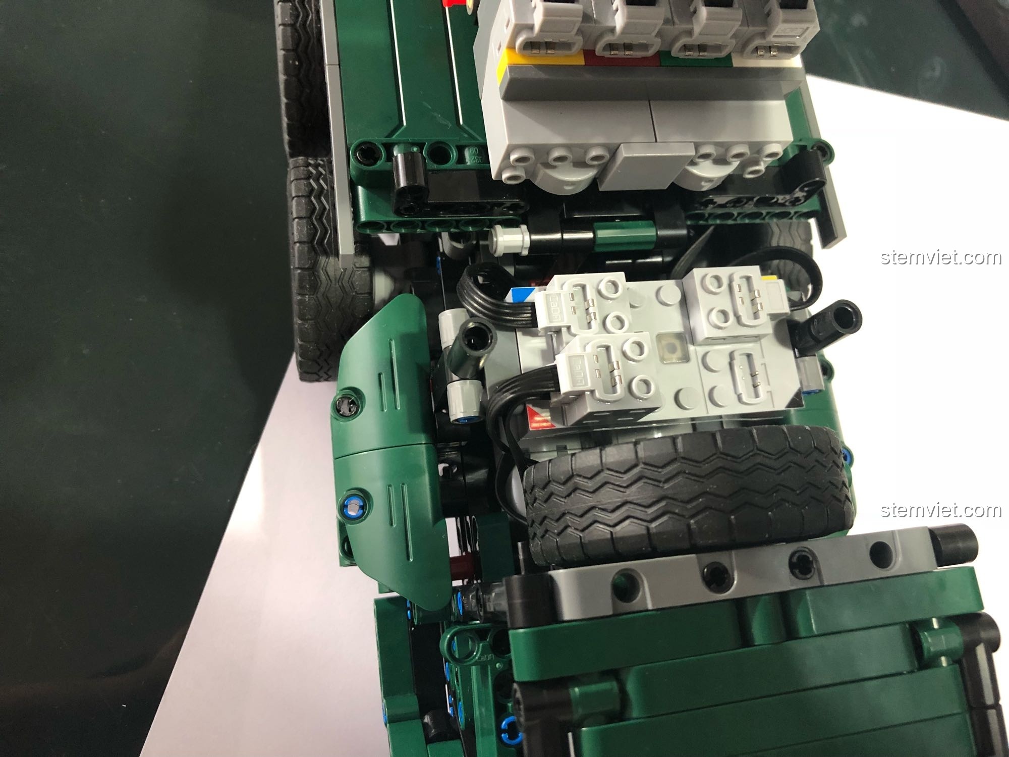 Chi tiết khoang động cơ và các bộ phận điện tử bên trong Xe Pháo Phản Lực BM-21.