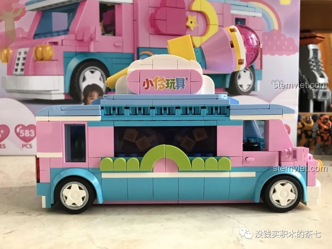 Góc nhìn từ bên hông của xe phỏng vấn SEMBO 604001, hiển thị các chi tiết trang trí.