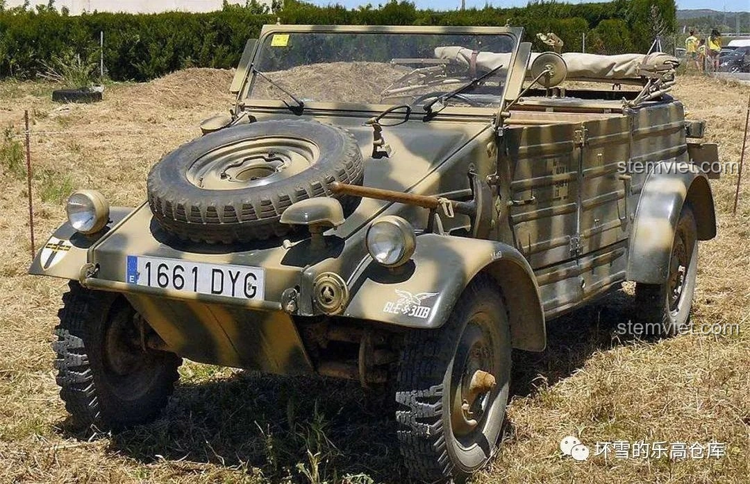 Hình ảnh xe quân sự Đức VW82 Kübelwagen thực tế từ Thế chiến II, màu rằn ri, lốp dự phòng phía trước.