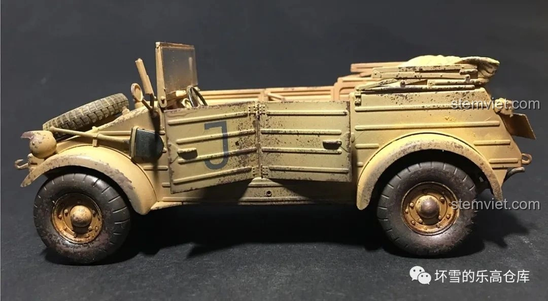 Hình ảnh xe quân sự Đức VW82 Kübelwagen thực tế nhìn từ bên hông, màu vàng cát, cửa mở.