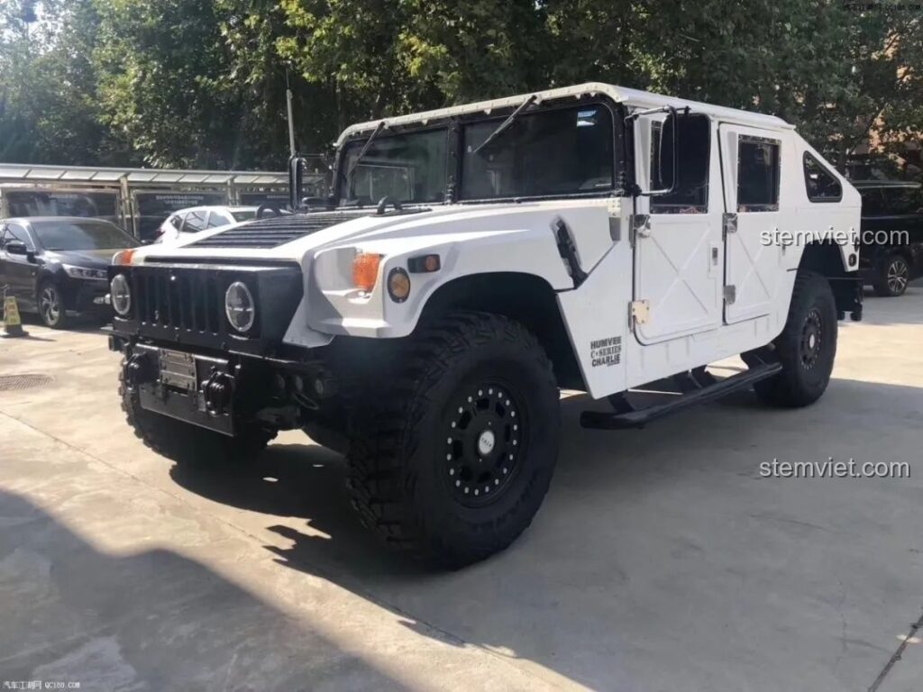 Hình ảnh chiếc xe quân sự Humvee H1 màu trắng ngoài đời thực, nguồn cảm hứng cho bộ đồ chơi lắp ráp CaDA C55022.