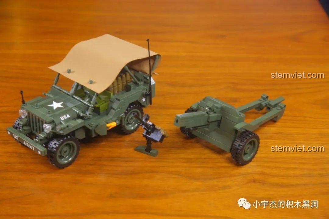 Mô hình xe quân sự màu xanh rêu và pháo từ bộ sưu tập Beijing Auto Museum của SEMBO.