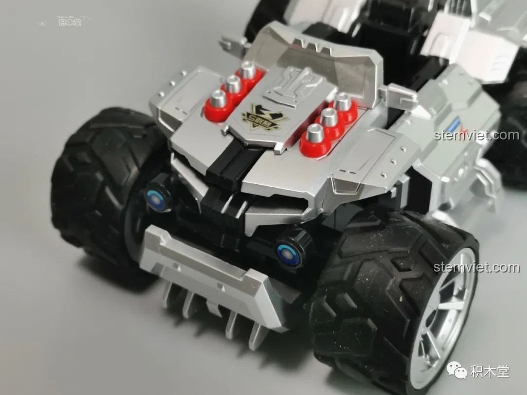 Góc nhìn đẹp của xe Razor 74014 Enlighten đã hoàn thành.