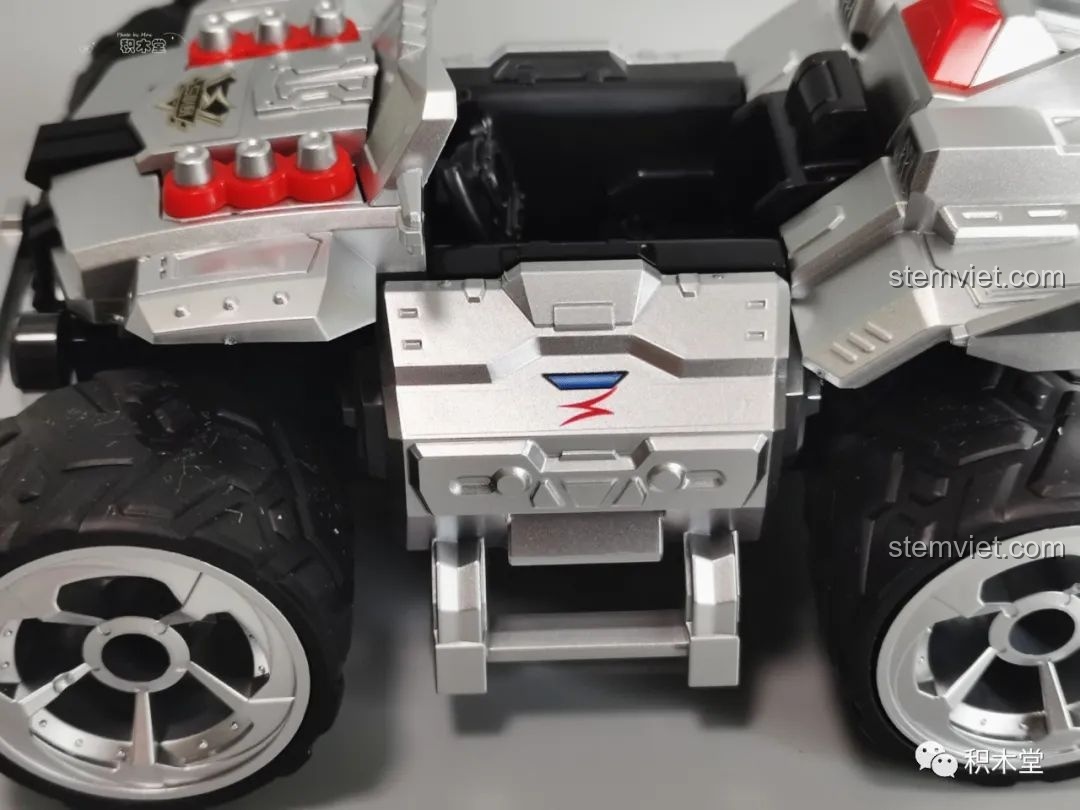 Mặt sau của xe Razor 74014 Enlighten với hiệu ứng lửa đỏ.