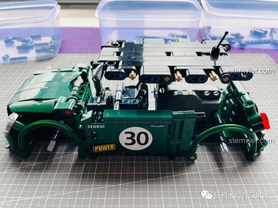 Mô hình xe SY 8316 hoàn chỉnh nhìn từ phía sau, với thiết kế đuôi xe độc đáo.