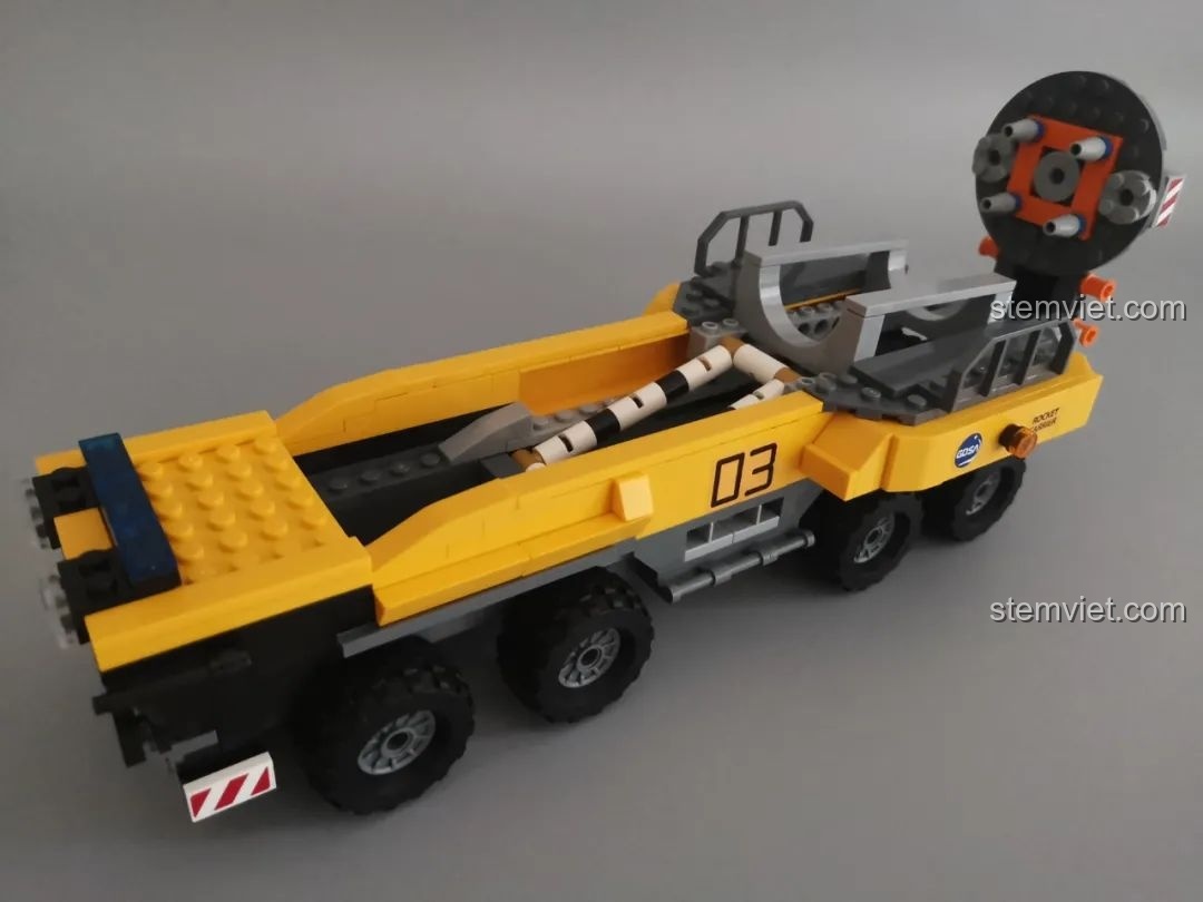 Xe tải chở tên lửa GUDI 10803 đã hoàn thiện phần thân và bánh xe, sẵn sàng cho nhiệm vụ.