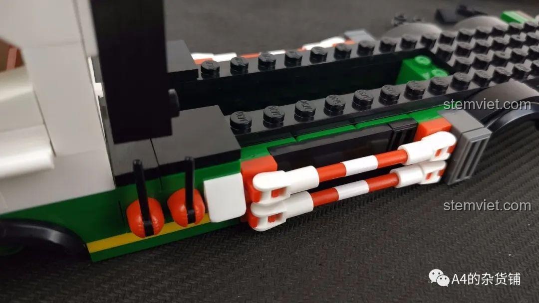 Mô hình xe tải Sluban B0780 sau khi đã lắp xong phần khung gầm, cabin và bánh xe.